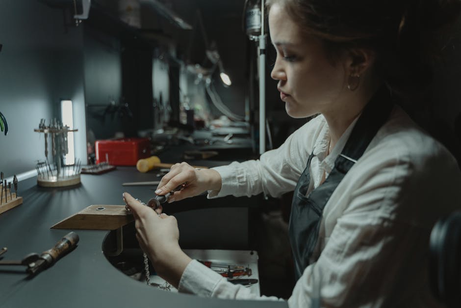 Maker de joyería trabajando en su mesa de trabajo