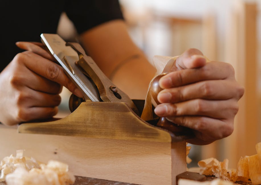 Artesana tallando madera en su taller