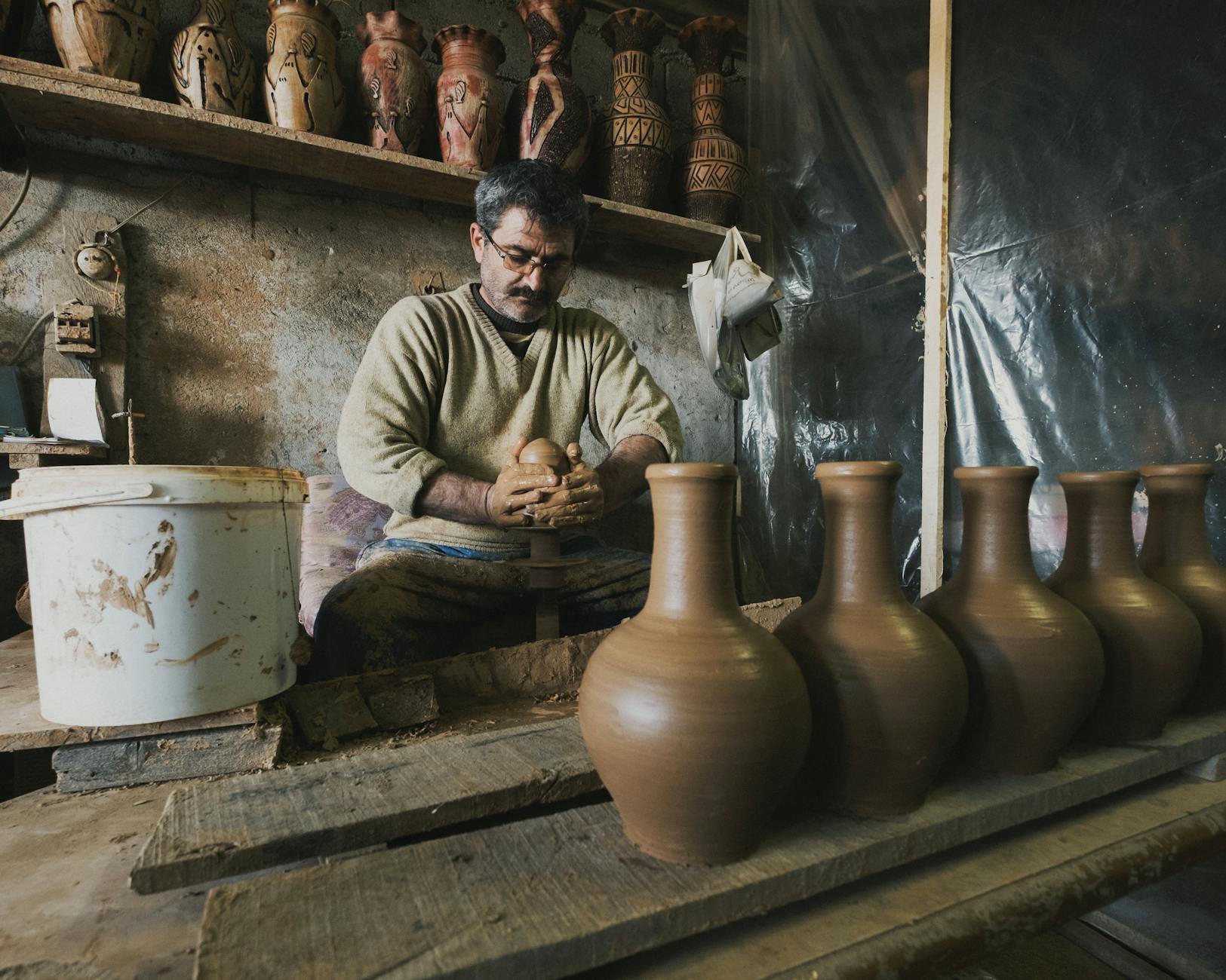 Artesano trabajando en su taller de cerámica